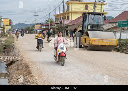 Embouteillage dû aux travaux de la route, N13, à l'extérieur de Namthoun, près de Pakmong, Laos Banque D'Images