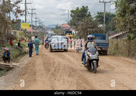 Embouteillage dû aux travaux de la route, N13, à l'extérieur de Namthoun, près de Pakmong, Laos Banque D'Images