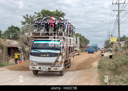 Embouteillage dû aux travaux de la route, N13, à l'extérieur de Namthoun, près de Pakmong, Laos Banque D'Images