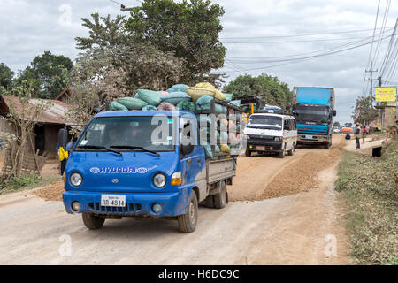 Embouteillage dû aux travaux de la route, N13, à l'extérieur de Namthoun, près de Pakmong, Laos Banque D'Images