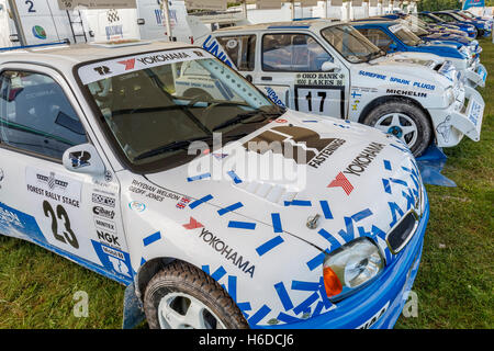 1997 Nissan Micra Maxi se trouve à côté de la puissante Metro 6R4 au 2016 Goodwood Festival of Speed, Sussex, UK Banque D'Images