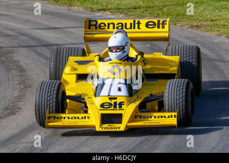 1977 Renault R01 F1 avec chauffeur René Arnoux au Goodwood Festival of Speed 2016, Sussex, UK Banque D'Images