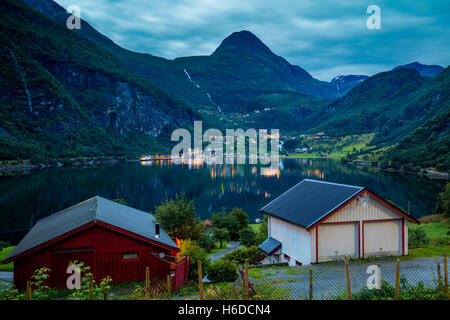 Vue panoramique au fjord de Geiranger Geiranger et village de la nuit, la Norvège Banque D'Images