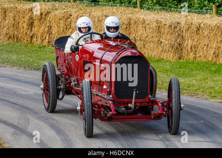 1913 Benz 200HP 'Blitzen Benz' avec chauffeur George Wingard au Goodwood Festival of Speed 2016, Sussex, UK. Banque D'Images