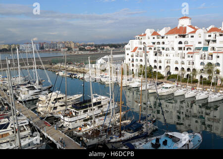 Vue sur l'océan village marina, Gibraltar, avec au-delà de la piste de l'aéroport Banque D'Images