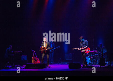 Lisbonne, Portugal. 26Th Oct, 2016. Le 26 octobre 2016. Lisbonne, Portugal. British Pop Rock Band, Tindersticks, vivre portez Crédit : Alexandre de Sousa/Alamy Live News Banque D'Images