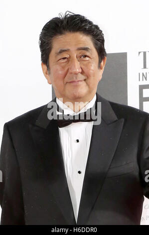 Tokyo, Japon. 25 octobre, 2016. Shinzo Abe assiste à la cérémonie d'ouverture au cours du 29e Festival International du Film de Tokyo 2016 Ex à Roppongi Théâtre le 25 octobre 2016 à Tokyo, Japon. | Verwendung weltweit/alliance Photo © dpa/Alamy Live News Banque D'Images