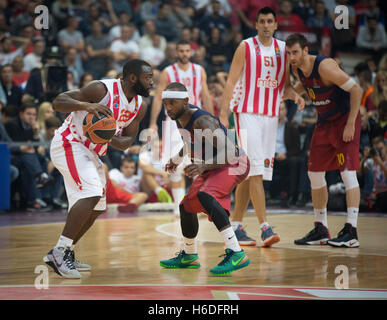 Belgrade, Serbie. 26 octobre, 2016. Charles Jenkins (L) de stade Crvena Zvezda en action contre le riz le 6-9 de Barcelone pendant la Lassa 2016/2017 Turkish Airlines EuroLeague Saison régulière Journée 3 match entre le stade Crvena Zvezda Belgrade MTS et Lassa Barcelone Kombank Arena le 26 octobre 2016 à Belgrade, Serbie. Credit : Nikola Krstic/Alamy Live News Banque D'Images