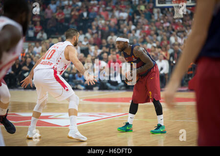 Belgrade, Serbie. 26 octobre, 2016. Branko Lazic (L) de stade Crvena Zvezda en action contre Tyrese Rice (R) de Barcelone pendant la Lassa 2016/2017 Turkish Airlines EuroLeague Saison régulière Journée 3 match entre le stade Crvena Zvezda Belgrade MTS et Lassa Barcelone Kombank Arena le 26 octobre 2016 à Belgrade, Serbie. Credit : Nikola Krstic/Alamy Live News Banque D'Images