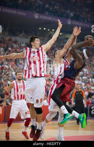 Belgrade, Serbie. 26 octobre, 2016. Tyrese Rice (R) de Barcelone en action contre Luka Lassa Mitrovic et Branko Lazic (L) de stade Crvena Zvezda 2016/2017 durant la saison régulière, Turkish Airlines EuroLeague Journée 3 match entre le stade Crvena Zvezda Belgrade MTS et Lassa Barcelone Kombank Arena le 26 octobre 2016 à Belgrade, Serbie. Credit : Nikola Krstic/Alamy Live News Banque D'Images