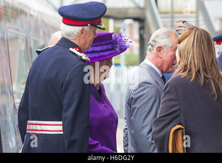 Dorchester, Dorset, Royaume-Uni. 27 Octobre 2016. Charles Prince de Galles et Camilla Duchesse de Cornwall arrivent en train Royal avec la Reine et le Prince Philip à la gare de Dorchester South pour rencontrer les dignitaires en attente avant de se rendre à Poundbury. Crédit: Carolyn Jenkins/Alay Live News Banque D'Images