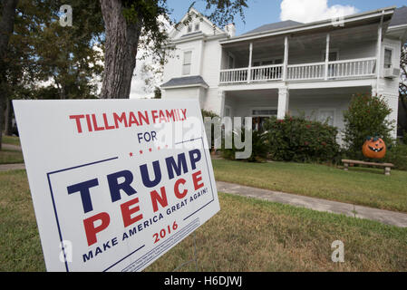 Signe de triage à Cuero, Texas, montre le soutien des résidents de ticket républicain Donald Trump et Mike Pence pour président et vice-président Banque D'Images