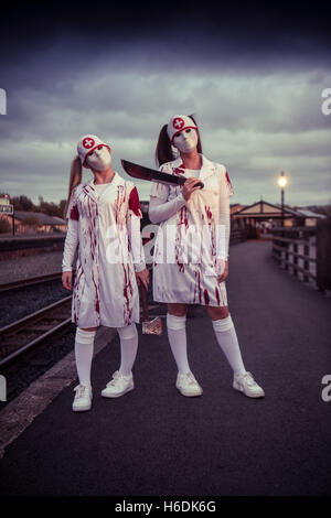 Aberystwyth, Pays de Galles, Royaume-Uni. 27 octobre, 2016. Deux jeunes femmes dans Halloween fancy dress costumes à bord du Vale of Rheidol narrow gauge steam railway "Spécial Halloween" train à la gare d''Aberystwyth. Credit : Keith morris/Alamy Live News Banque D'Images