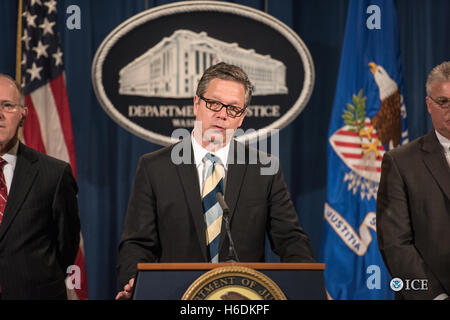 Washington DC, United States. 27 Oct, 2016. Inspecteur général de la sécurité du territoire des États-Unis, John Roth, au cours d'une conférence de presse annonçant l'arrestation de 56 personnes liées à un centre d'appel indien scam au ministère de la Justice le 27 octobre 2016 à Washington, DC. Les trois années d'enquête comprenait un plan frauduleux à court de l'Inde, les centres d'appels que d'une escroquerie au moins 15 000 personnes de plus de 300 millions de dollars. Credit : Planetpix/Alamy Live News Banque D'Images