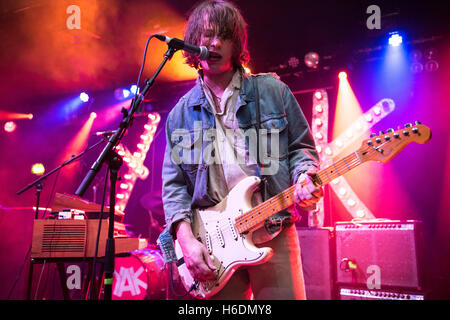 Scala, Londres, Royaume-Uni. 27 Oct, 2016. Oliver Burslem de Yak effectue sur scène à La Scala le 27 octobre 2016 à Londres, en Angleterre. Crédit : Michael Jamison/Alamy Live News Banque D'Images