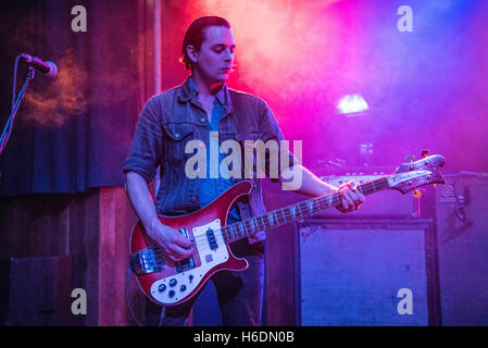 Scala, Londres, Royaume-Uni. 27 Oct, 2016. Andy Jones de Yak effectue sur scène à La Scala le 27 octobre 2016 à Londres, en Angleterre. Crédit : Michael Jamison/Alamy Live News Banque D'Images