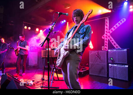 Scala, Londres, Royaume-Uni. 27 Oct, 2016. Oliver Burslem de Yak effectue sur scène à La Scala le 27 octobre 2016 à Londres, en Angleterre. Crédit : Michael Jamison/Alamy Live News Banque D'Images