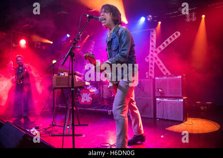 Scala, Londres, Royaume-Uni. 27 Oct, 2016. Oliver Burslem de Yak effectue sur scène à La Scala le 27 octobre 2016 à Londres, Angleterre Crédit : Michael Jamison/Alamy Live News Banque D'Images