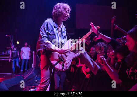 Scala, Londres, Royaume-Uni. 27 Oct, 2016. Oliver Burslem de Yak effectue sur scène à La Scala le 27 octobre 2016 à Londres, Angleterre Crédit : Michael Jamison/Alamy Live News Banque D'Images