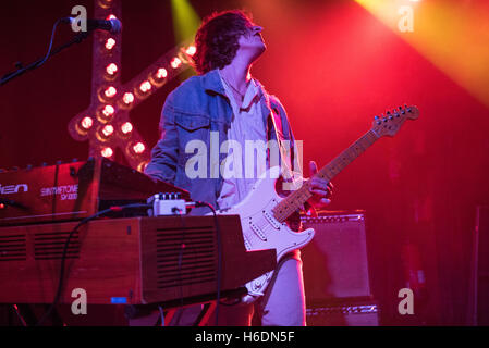 Scala, Londres, Royaume-Uni. 27 Oct, 2016. Oliver Burslem de Yak effectue sur scène à La Scala le 27 octobre 2016 à Londres, en Angleterre. Crédit : Michael Jamison/Alamy Live News Banque D'Images