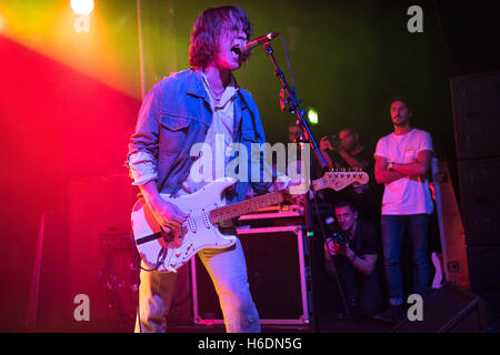 Scala, Londres, Royaume-Uni. 27 Oct, 2016. Oliver Burslem de Yak effectue sur scène à La Scala le 27 octobre 2016 à Londres, en Angleterre. Crédit : Michael Jamison/Alamy Live News Banque D'Images