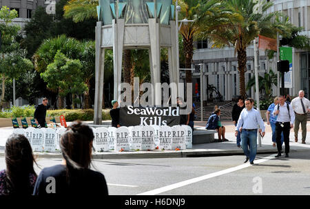 Orlando, United States. 27 Oct, 2016. Le 27 octobre 2016. Des militants de personnes pour le traitement éthique des animaux (PETA) organiser une protestation contre SeaWorld devant l'Hôtel de Ville à Orlando, Floride, le 27 octobre 2016. Des fleurs ont été placées à 38 pierres tombales représentant chaque orca qui est mort jeune alors qu'en soins de SeaWorld. PETA demande au SeaWorld à se départir de leurs autres orques à seaside migrateurs pour empêcher plus de décès prématurés. Crédit : Paul Hennessy/Alamy Live News Banque D'Images