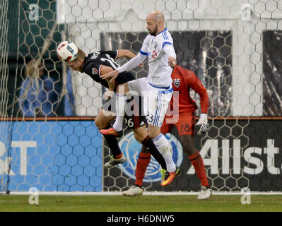 Washington, DC, USA. 27 Oct, 2016. 20161027 - D.C. United terrain ROB VINCENT (26) chefs de suite une salve destinés à l'Impact de Montréal defender LAURENT CIMAN (23) dans la seconde moitié d'un match à élimination directe en séries RFK Stadium de Washington. Credit : Chuck Myers/ZUMA/Alamy Fil Live News Banque D'Images