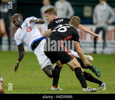 Washington, DC, USA. 27 Oct, 2016. 20161027 - Impact de Montréal l'avant DOMINIC ODURO (7) est mis K.O. à la hauteur par D.C. United defender TAYLOR KEMP (2) et le milieu de D.C. United ROB VINCENT (26) dans la seconde moitié d'un match à élimination directe en séries RFK Stadium de Washington. Credit : Chuck Myers/ZUMA/Alamy Fil Live News Banque D'Images