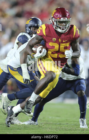 Los Angeles, CA, US, USA. 27 Oct, 2016. 27 octobre 2016 : running back USC Trojans Ronald Jones II (25) trouve un trou jusqu'au milieu dans le jeu entre la porte et le Cal USC Trojans, le Coliseum de Los Angeles, CA. Peter Renner and Co/ Zuma Service Fil Crédit : Peter Renner and Co/ZUMA/Alamy Fil Live News Banque D'Images