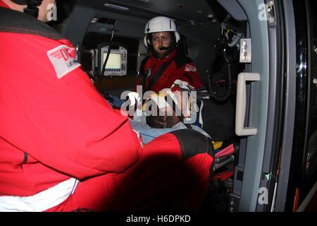 Suederstapel, Allemagne. 29 Oct, 2016. Service paramédic d'urgence Frank Schmelzkopf (L) et le docteur Holger Harbs traiter un représentant un patient gravement blessé en hélicoptère de sauvetage 'Christoph 42' de la DRF air rescue stationné à Rendsburg pendant une alarme perceuse avec le service d'incendie et de sauvetage sur le terrain de sport dans Suederstapel, Allemagne, 29 octobre 2016. L'hélicoptère EC 145 soins intensifs d'Airbus Helicopters Deutschland GmbH est le remplacement de l'actuel BK 117. Photo : Wolfgang Runge/dpa/Alamy Live News Banque D'Images