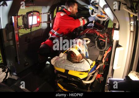 Suederstapel, Allemagne. 29 Oct, 2016. Docteur Holger Harbs traiter un représentant un patient gravement blessé en hélicoptère de sauvetage 'Christoph 42' de la DRF air rescue stationné à Rendsburg pendant une alarme perceuse avec le service d'incendie et de sauvetage sur le terrain de sport dans Suederstapel, Allemagne, 29 octobre 2016. L'hélicoptère EC 145 soins intensifs d'Airbus Helicopters Deutschland GmbH est le remplacement de l'actuel BK 117. Photo : Wolfgang Runge/dpa/Alamy Live News Banque D'Images