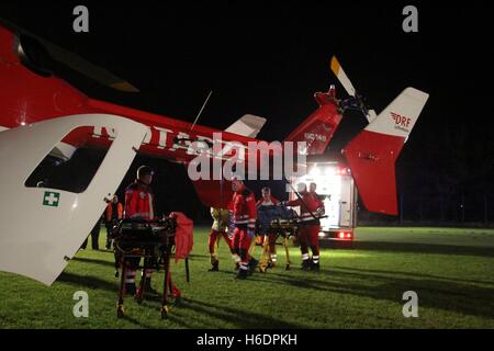 Suederstapel, Allemagne. 29 Oct, 2016. Transport de secours d'un patient à partir d'hélicoptère de sauvetage "Christoph 42' de la DRF air rescue stationné à Rendsburg pendant une alarme perceuse avec le service d'incendie et de sauvetage sur le terrain de sport dans Suederstapel, Allemagne, 29 octobre 2016. L'hélicoptère EC 145 soins intensifs d'Airbus Helicopters Deutschland GmbH est le remplacement de l'actuel BK 117. Photo : Wolfgang Runge/dpa/Alamy Live News Banque D'Images