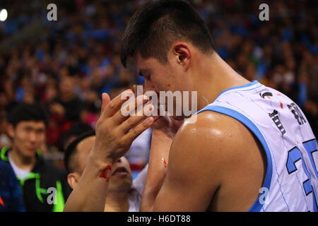 Beijing, Beijing, Chine. 16 Nov, 2016. Beijing, Chine - 17 novembre 2016 : (usage éditorial uniquement. Chine OUT) joueur de basket-ball chinois Zhang Songtao est blessé à l'ABC match de canards de Pékin Pékin contre l'Begcl Basketball Club à Beijing, 16 novembre, 2016. © SIPA Asie/ZUMA/Alamy Fil Live News Banque D'Images