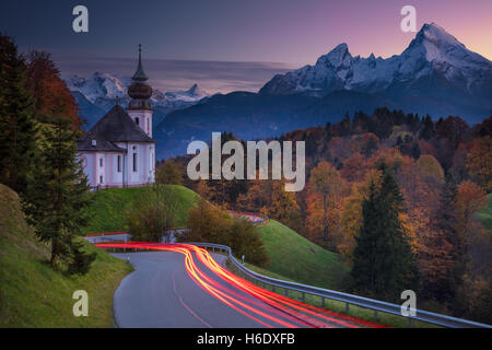 L'automne dans les Alpes. Image de l'Alpes avec Maria Gern Église durant l'automne beau coucher du soleil. Banque D'Images