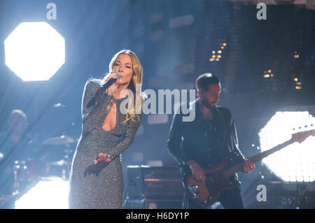 LeAnn Rimes effectuer pendant le tournage de The Graham Norton Show à la London Studios, le sud de Londres, pour être diffusé sur BBC One le vendredi soir. Banque D'Images