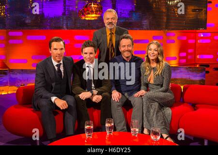 (De gauche à droite) Benedict Cumberbatch, Eddie Redmayne, Graham Norton, Bryan Cranston et LeAnn Rimes pendant le tournage de The Graham Norton Show à la London Studios, le sud de Londres, pour être diffusé sur BBC One le vendredi soir. Banque D'Images