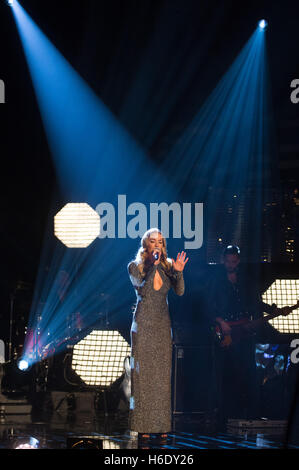 LeAnn Rimes effectuer pendant le tournage de The Graham Norton Show à la London Studios, le sud de Londres, pour être diffusé sur BBC One le vendredi soir. Banque D'Images