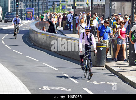 Londres, Angleterre, Royaume-Uni. Les cyclistes à l'aide de la nouvelle voie cyclable sur le pont de Westminster Banque D'Images