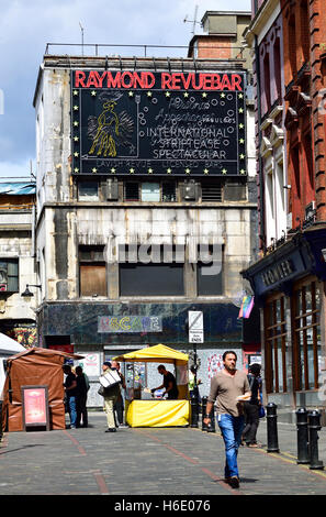 Londres, Angleterre, Royaume-Uni. Dans Revuebar Raymond marcheurs Cour, Soho Banque D'Images