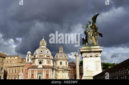 Vue sur le Forum de Trajan lits 1 églises dédiées à la Vierge Marie de l'autel de la Nation et le monument en face de la victoire ancienne Banque D'Images