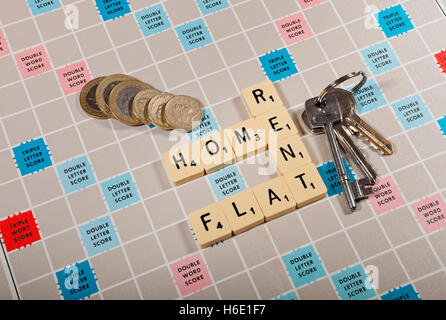 Scrabble board et tuiles finance money concept Angleterre UK Royaume-Uni GB Grande-Bretagne Banque D'Images