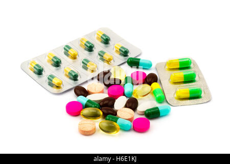 Tas de comprimés et gélules de médecine sur fond blanc Banque D'Images