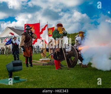 L'histoire de vie de la Floride reenactors tirer un coup de canon lors de la première commémoration rassemblement à la caserne Saint François, 16 septembre 2016 à Saint Augustine, Floride. Banque D'Images