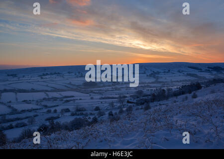 Daybreak coloré ciel de Danby Dale avec l'hiver la neige au sol dans North York Moors national park Banque D'Images