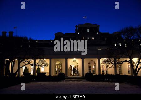 Le président des États-Unis, Barack Obama, promenades le long de la colonnade la nuit tandis que la position de la Maison Blanche l'Oval Office le 27 février 2015 à Washington, DC. Banque D'Images