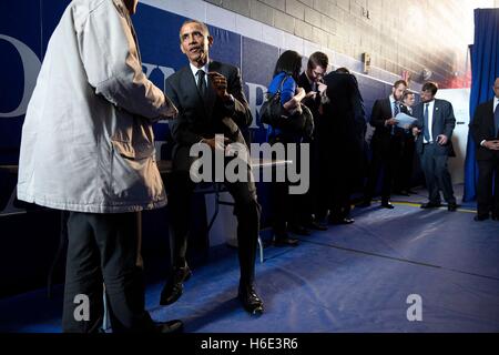 Le président des États-Unis, Barack Obama parle avec le Bureau de la stratégie politique et de sensibilisation Administrateur David Simas backstage avant la proclamation Monument National Pullman signature à Gwendolyn Brooks College Preparatory Academy Le 19 février 2015 à Chicago, Illinois. Banque D'Images