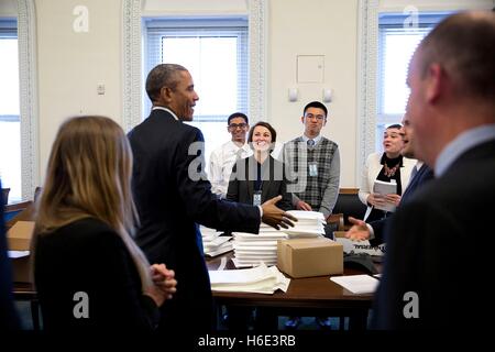 Le président américain Barack Obama salue le personnel et stagiaires à la Maison Blanche Eisenhower Executive Office Building, 20 février 2015 à Washington, DC. Banque D'Images