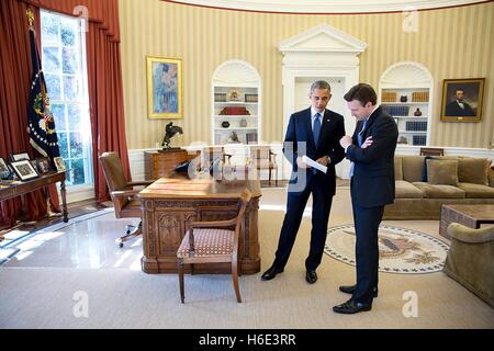 Le président des États-Unis, Barack Obama parle avec Secrétaire de presse Josh Earnest dans le bureau ovale de la Maison Blanche le 3 février 2015 à Washington, DC. Banque D'Images