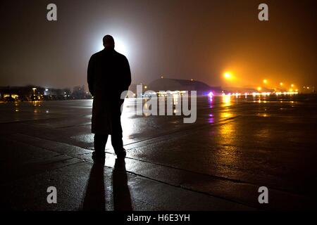 Un agent des services secrets se dresse sur le tarmac en attendant le président des États-Unis, Barack Obama, d'arriver en cortège officiel à Joint Base Andrews le 24 janvier 2015 à Prince George's County, Maryland. Banque D'Images