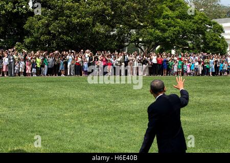 Le président des États-Unis, Barack Obama, vagues pour les clients sur la pelouse Sud de la Maison Blanche à l'arrivée le 28 mai 2014 à Washington, DC. Banque D'Images